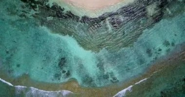 Kıyıdaki kristal suyun en üst görüntüsü. Barbados, Karayipler 'in tropik cenneti. 