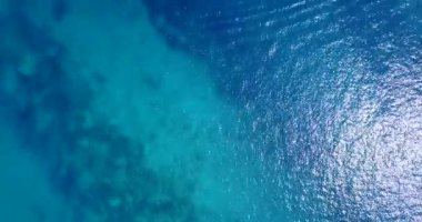 İnsansız hava aracından görünen deniz suyu yüzeyi. Tayland 'a yaz yolculuğu.