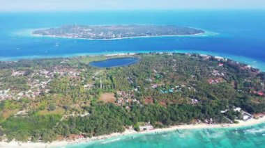 İnsansız hava aracının bakış açısından adaların gündüz görüşü. Endonezya, Bali 'de yaz tatili.  