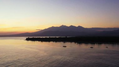Deniz kenarında gün batımı. Bali 'nin tropikal doğası.
