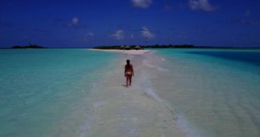 Bora Bora 'da plajda dinlenen çekici, sıradan bir kız.
