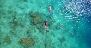 Şeffaf turkuaz deniz suyu. Bora Bora 'da tropik cennet, Fransız Polinezyası..