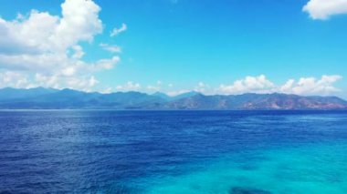 Dağların arka planında mavi deniz. Dominik Cumhuriyeti, Karayipler 'e yaz gezisi.