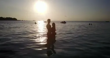 Tropik sahilde romantik bir çift.