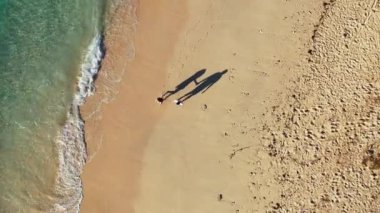 Genç ve güzel çiftin tropik adanın sahillerinde eğlenirken çekilmiş en iyi görüntü. 