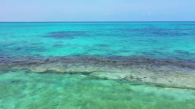 Parlak turkuaz deniz manzaralı arka plan. Barbados, Karayipler 'e tropik gezi.  