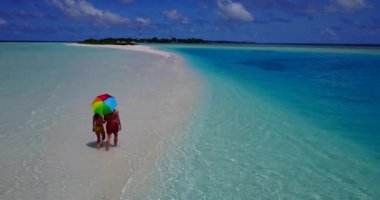 Genç çift dinleniyor ve tropik adanın okyanusu yakınlarındaki sahilde tatilin tadını çıkarıyor. Yaz yolculuğu kavramı. 