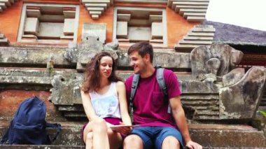 Asya şehir sokağındaki genç ve sevimli çift, turizm konsepti görüntüleri. 