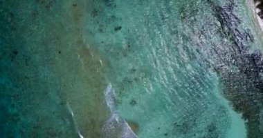 Dalgalı deniz suyuna bakıyorum. Bali 'de deniz manzarası.