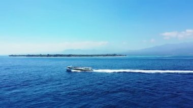 Denizde hareket eden turistlerle dolu bir yat. Bahamalar, Karayipler 'de tropik tatil. 