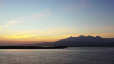 Deniz kenarında altın saat. Endonezya, Bali 'de yaz havası.