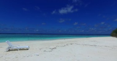 Beyaz şezlonglu boş deniz kıyısı. Ko Samui, Tayland Tatili.