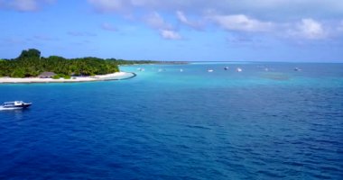 Tayland 'daki tropik adalarda yatlarda dinlenen turistler.