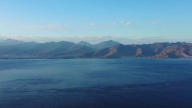 Okyanus kıyısındaki tropik adanın yukarıdan görünüşü 