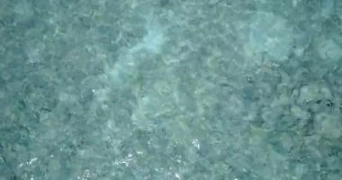 Dalgalanan suya bakıyorum. Bali 'nin Idyllic doğası.