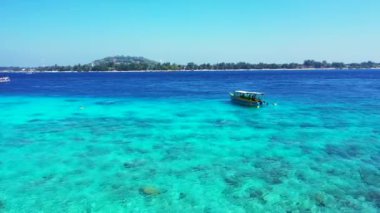 Adanın arka planında canlı denizde seyahat eden turistler. Bali 'nin yaz manzarası. 
