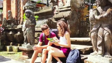 Asya tapınağının yanında sırt çantalı bir çift turist, seyahat konsepti. 