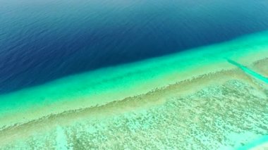 Sahil şeridinde kristal sığ su. Endonezya, Bali 'de yaz tatili. 