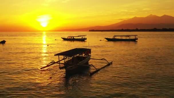 Matahari Terbenam Kuning Cerah Dan Kapal Yang Diparkir Laut Pemandangan — Stok Video