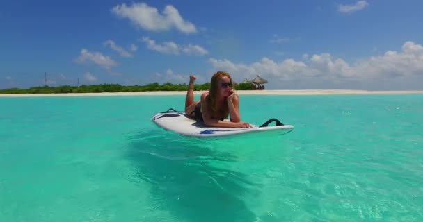 Atractiva Joven Supboard Agua Turquesa — Vídeo de stock