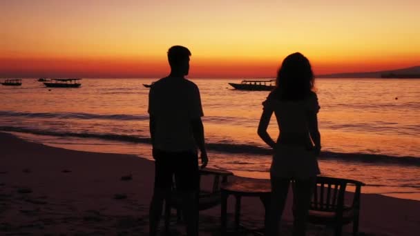 Silhouette Giovane Uomo Donna Piedi Contro Tramonto Sopra Oceano Spiaggia — Video Stock