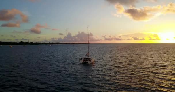 Deniz Kenarında Dramatik Bir Gün Batımında Yalnız Bir Tekne Bahamalar — Stok video
