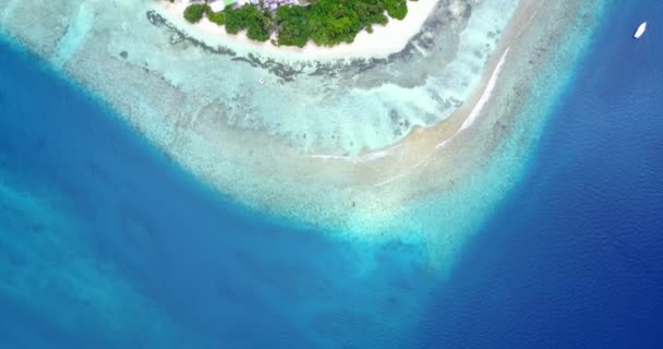 Vista Aérea Costa Azul Brilhante Mar Férias Verão Nas Maldivas — Vídeo de Stock