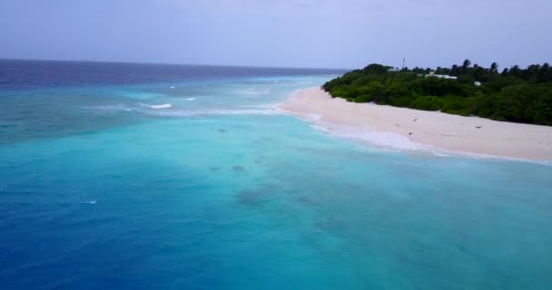 熱帯の牧歌的な島のトップビュー 夏の旅行のコンセプト映像 — ストック動画