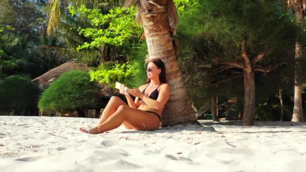 Дівчина Чорному Купальнику Відпочиває Купається Пляжі Влітку Концепція Дозвілля Кадри — стокове відео