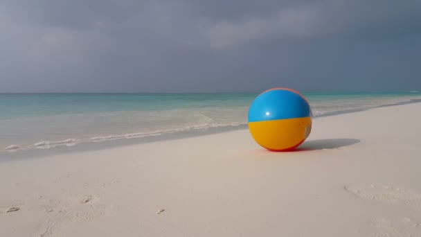 Renkli Bir Plaj Topu Videosu Arka Planda Güzel Dalgalar — Stok video