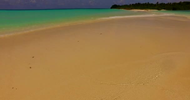 海滩上平静的海浪 印度尼西亚巴厘的夏季放松 — 图库视频影像