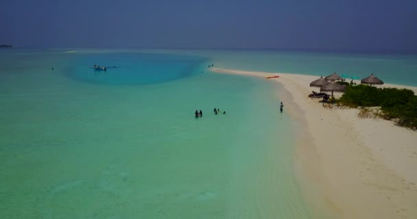 Mensen Rusten Aan Kust Zomer Zeegezicht Landschap Malediven Zuid Azië — Stockvideo
