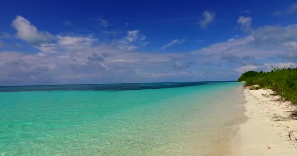 Piękny Widok Lotu Ptaka Samotnej Plaży Turkusową Wodą Tropikalnych Malediwach — Wideo stockowe