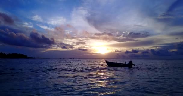 Blick Auf Meer Und Boot Bei Sonnenuntergang — Stockvideo