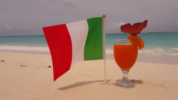 Cocktail All Arancia Con Bandiera Sventolata Sulla Spiaggia Scena Vacanza — Video Stock