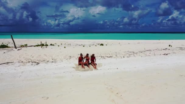 Vackra Unga Kvinnor Njuter Solig Dag Stranden Exotisk Sommarsemester Maldiverna — Stockvideo