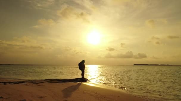 Kobieta Spacerująca Plaży Zachodzie Słońca — Wideo stockowe