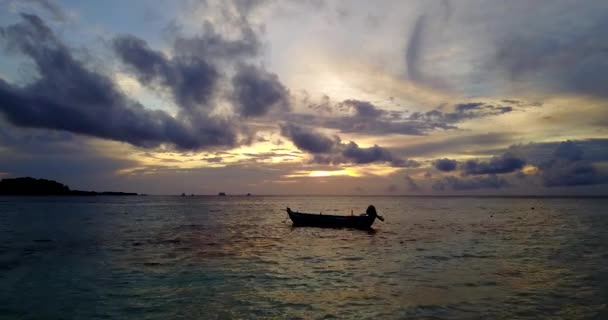 Одинокая Лодка Море Сумерках Тропическая Природа Таиланда Азии — стоковое видео
