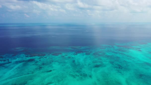 青とターコイズブルーの穏やかな海の風景 カリブ海のバハマの夏のシーン — ストック動画