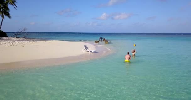 Casal Divertindo Oceano Azul Cristal Conceito Turismo Verão — Vídeo de Stock