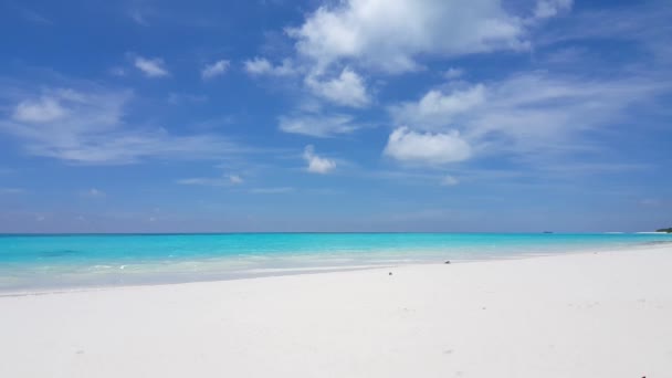 Litoral Com Areia Límpida Mar Terno Vista Panorâmica Paisagem Mar — Vídeo de Stock