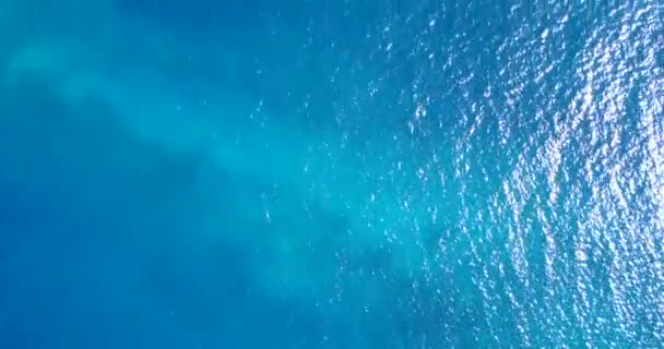 Das Karibische Meer Plätschert Vor Tiefblauem Wasser Transparenter Strand — Stockvideo