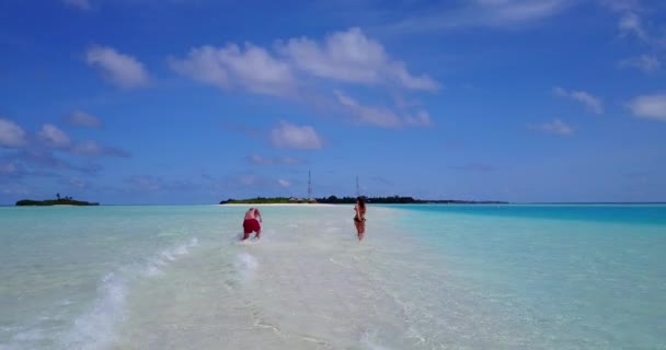 ジャマイカでのエキゾチックな夏の休暇にリラックスした陽気なカップル 旅行休暇のライフスタイルコンセプト — ストック動画