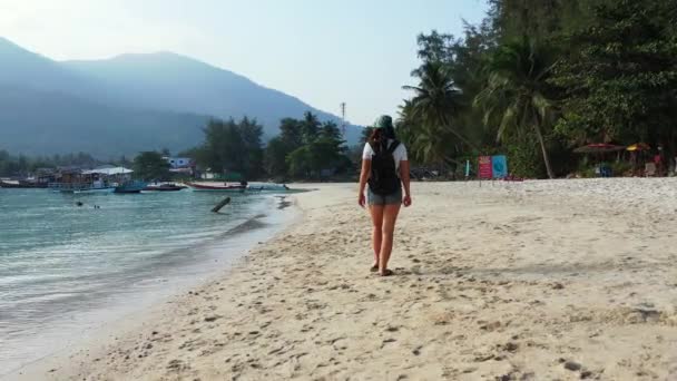 Turista Donna Con Zaino Piedi Sulla Spiaggia Dell Isola Tropicale — Video Stock