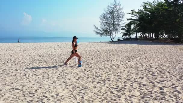 Brunetka Kobieta Czarnym Stroju Kąpielowym Robi Ćwiczenia Hantlami Plaży Materiał — Wideo stockowe
