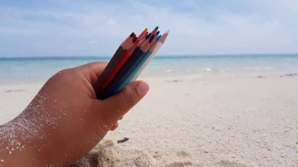 Personne Tenant Des Crayons Colorés Sur Plage Détente Estivale Bali — Video