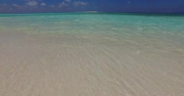 Vista Suolo Sabbia Gialla Con Acqua Turchese Trasparente Paesaggio Estivo — Video Stock