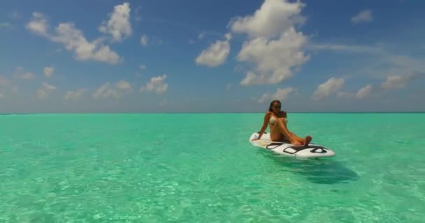 Video Van Het Atletische Meisje Zonnebaden Surfplank Schommelen Golven — Stockvideo