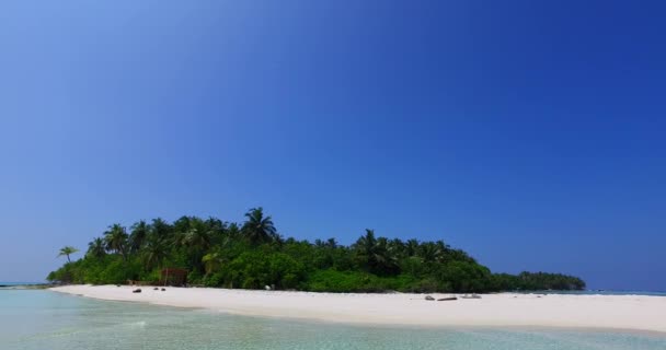 海波涛汹涌 有岛屿背景 在马尔代夫 南亚的异国情调度假 — 图库视频影像