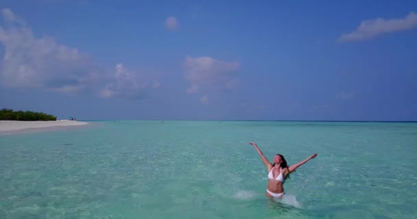 Attraktiv Ung Kvinna Njuter Maldiviska Stranden Havet Vatten Och Vit — Stockvideo